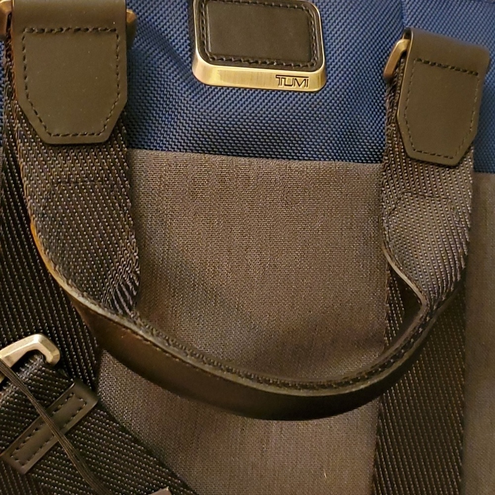 A brand new TUMI Aviavo Aktentasche. Schmal